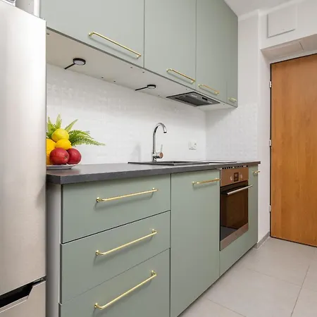 Studio With Balcony Kokoryczki By Renters شقة *