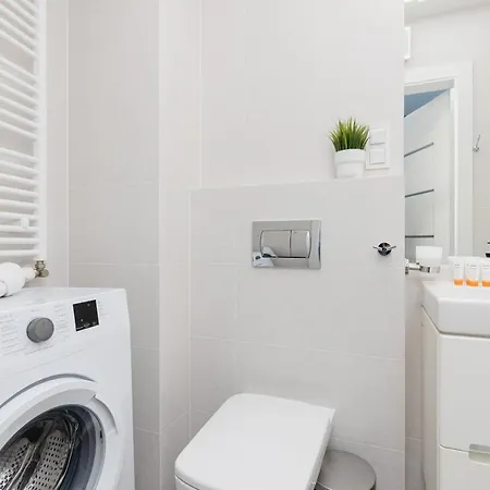 Studio With Balcony Kokoryczki By Renters شقة *