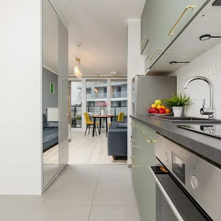 Studio With Balcony Kokoryczki By Renters شقة