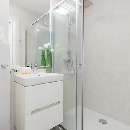 Studio With Balcony Kokoryczki By Renters شقة *